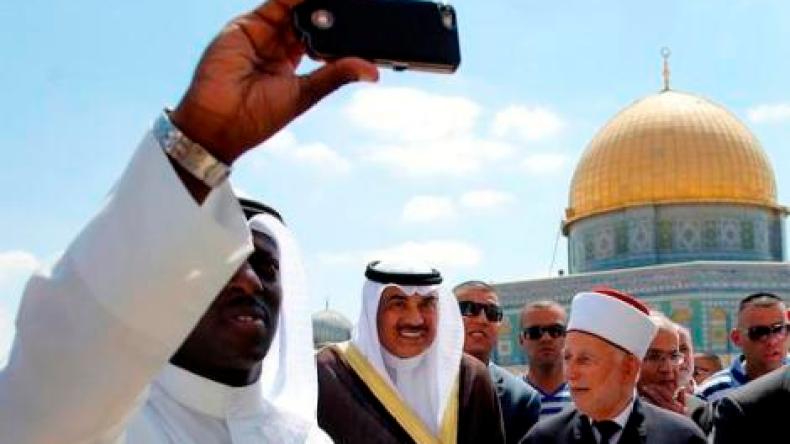 عرب ومسلمون يصطافون في تل أبيب سراً