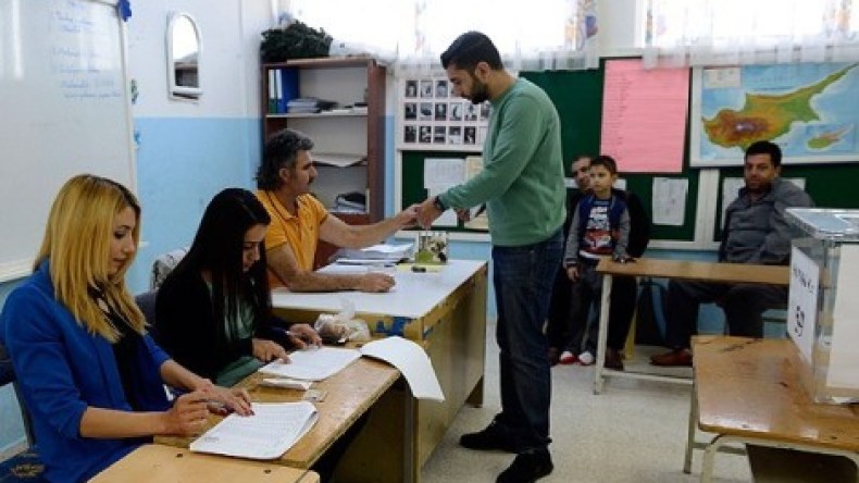 القبارصة الأتراك يدلون بأصواتهم لاختيار رئيس جديد