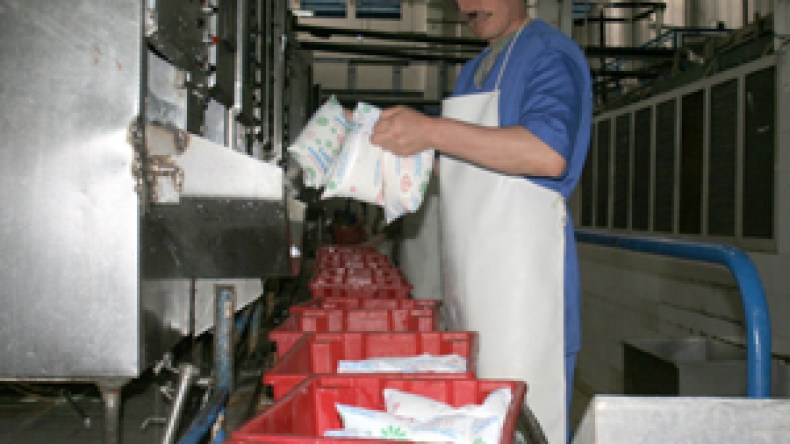 فيدرالية‭ ‬المستهلكين‭ ‬تتهم‭ ‬‮”‬الأغنياء‮”‬‭  ‬بمزاحمة‭ ‬المعوزين‭ ‬في‭ ‬طوابير‭ ‬الحليب