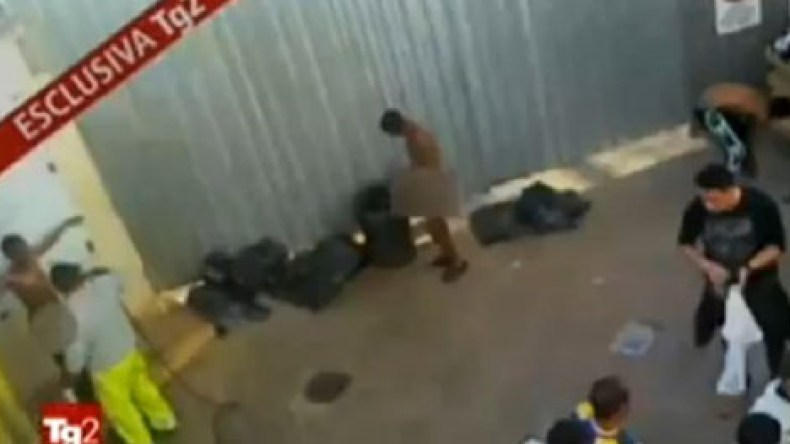 “فيديو” يظهر مهاجرين عراة في البرد يثير جدلا في إيطاليا