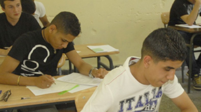 الأساتذة الحراس يهددون بمقاطعة “الشيكولاطة والحلويات”