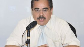 “أنتم تكذبون على الجزائريين واسألوا غلام الله عن الرزنامة”