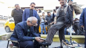 وزير تركي يلمّع حذاء مواطن