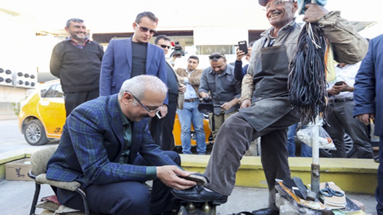 وزير تركي يلمّع حذاء مواطن