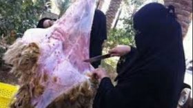 نساء يذبحن ويسلخن ويقطعن الأضّحية بمهارة