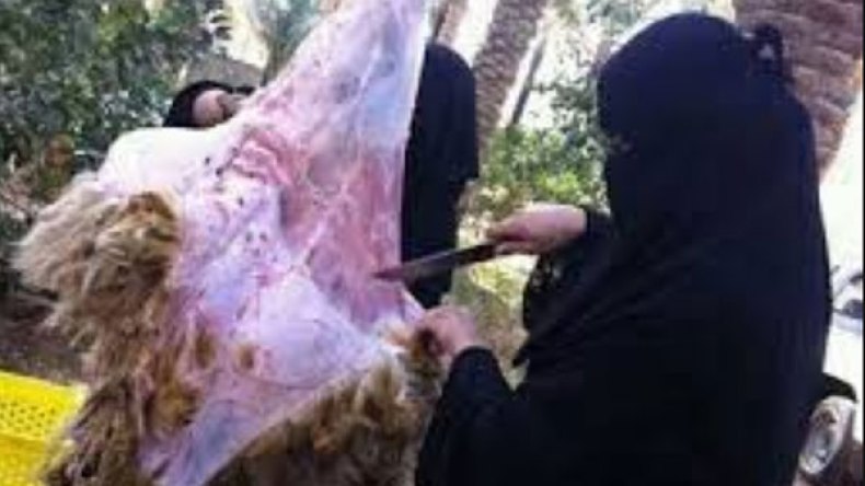 نساء يذبحن ويسلخن ويقطعن الأضّحية بمهارة