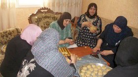 “الصداقة” عادة حميدة للمّ الجيران أيام العيد