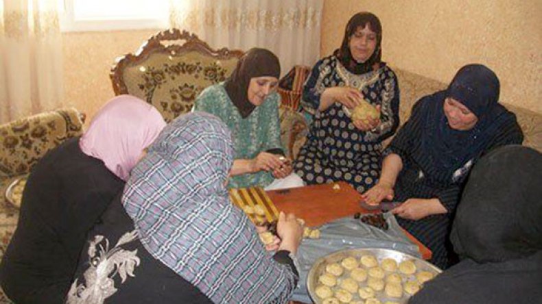 “الصداقة” عادة حميدة للمّ الجيران أيام العيد
