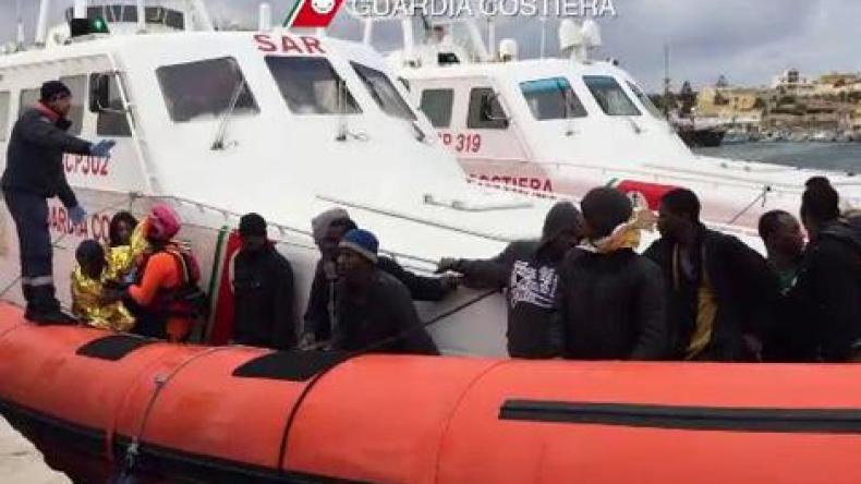 200 مفقود بعد غرق مركبي مهاجرين في المتوسط