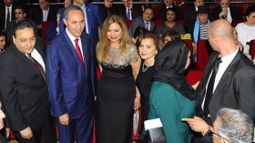 ليلى علوي تكرم ببرنوس ذهبي والشاب خالد يخطف الأضواء من “أم عصام”