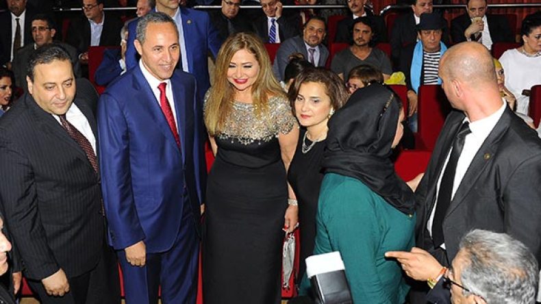 ليلى علوي تكرم ببرنوس ذهبي والشاب خالد يخطف الأضواء من “أم عصام”