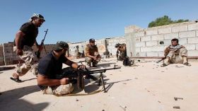 القوات الليبية تطوق وسط سرت