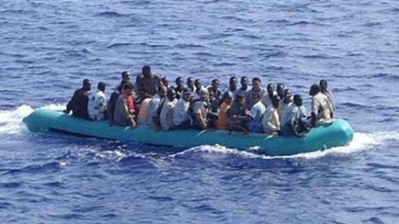 غرق زورق يقل 170 إفريقياً قبالة ليبيا