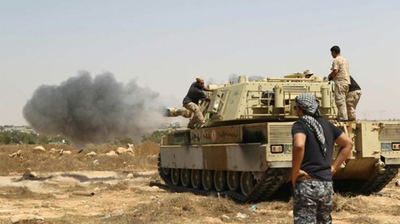 ليبيا: 63 قتيلاً بمعارك في سرت وانفجار مخزن أسلحة قرب طرابلس