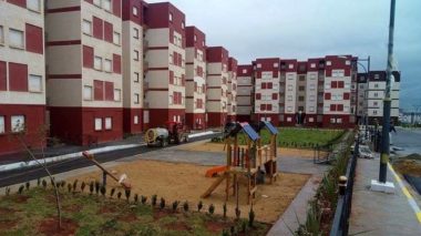 Djerad pose la première pierre d’un projet de 14.000 logements AADL à Alger