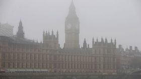 ضباب كثيف يخيم على لندن