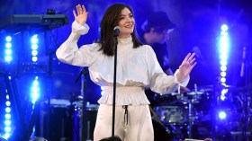 مغنية نيوزيلندية شهيرة تلغي حفلاً في تل أبيب