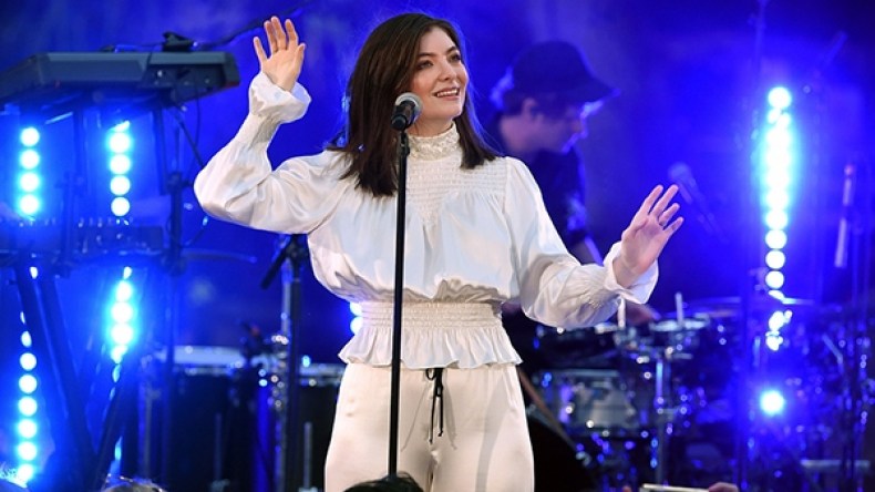 مغنية نيوزيلندية شهيرة تلغي حفلاً في تل أبيب