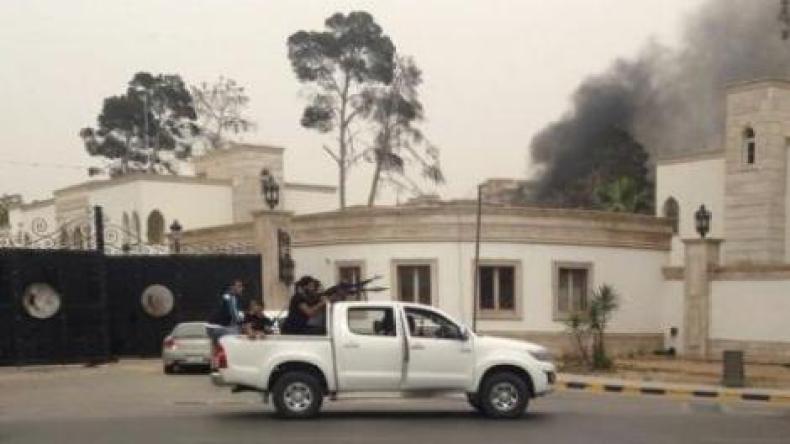 ليبيا: انفجارات وإطلاق نار قرب معسكرين للجيش في طرابلس