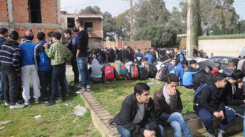 تلاميذ يحتجون ويرفضون إعادة البكالوريا في رمضان!