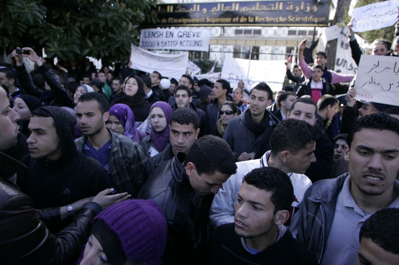 Algerian Students continue protests and blocked roads in Constantine