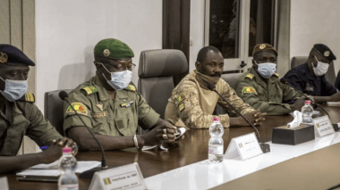 Mali: un ex-ministre de la Défense désigné président de transition