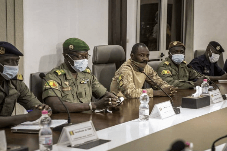 Mali: un ex-ministre de la Défense désigné président de transition