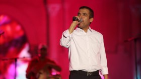 الشاب مامي يعود من بعيد ويوقع حفل اختتام مهرجان تيمقاد