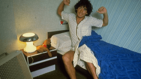 الفيفا تكشف صورة نادرة لمارادونا