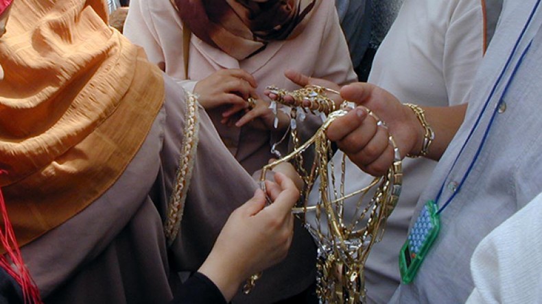 عائلات جزائرية تبيع مجوهراتها لشراء ملابس العيد