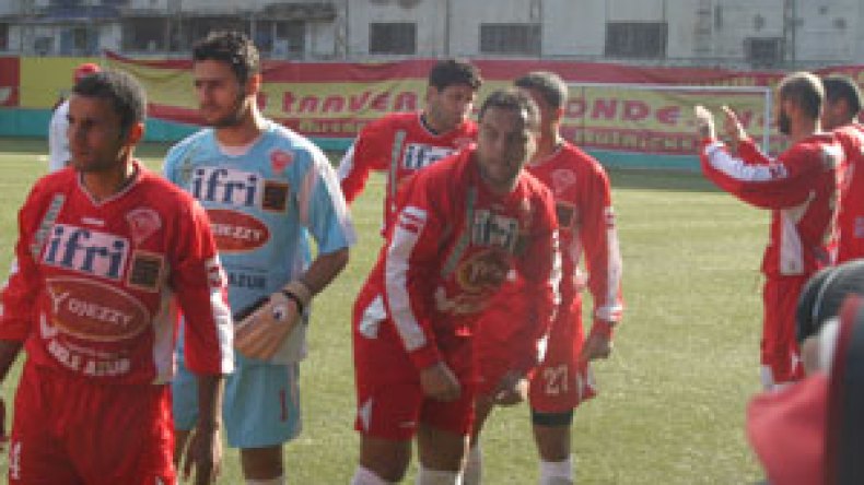 عيني يوقع لمولودية وهران وداود سفيان يسعى لإقناع اللاعبين