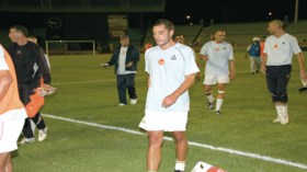 أعياد الميلاد تجبر مغني على إجراء الفحوصات في الجزائر