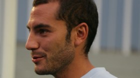 مغني يسير بخطى ثابتة نحو العودة إلى فرنسا