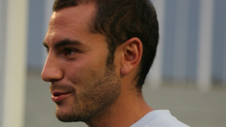 مغني يسير بخطى ثابتة نحو العودة إلى فرنسا