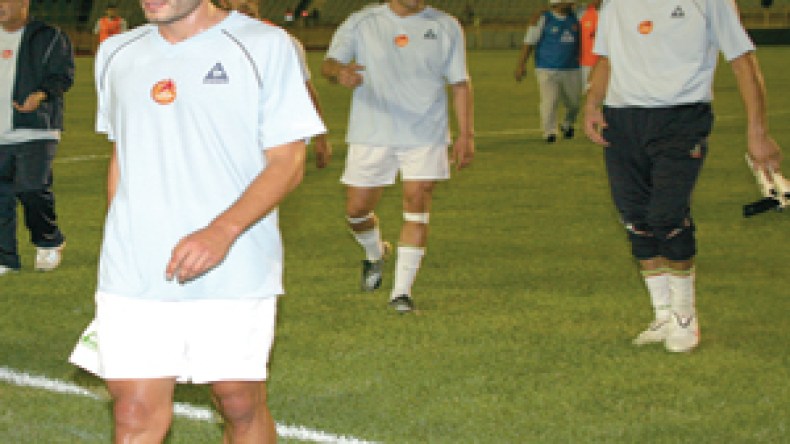 مغني وشاوشي يطمئنان سعدان ويتدربان مع المجموعة