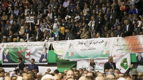 تجمّع شعبي بالقاعة البيضاوية لدعم العهدة الخامسة