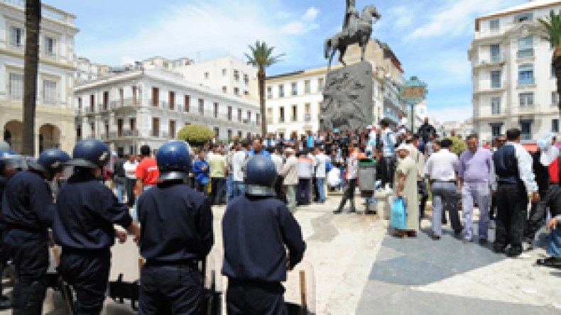 المشطوبون من الجيش يكتسحون ساحة الأمير عبد القادر