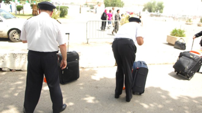 فضيحة تهز مطار هواري بومدين:حبس 5 مضيفين وضابطي شرطة بتهمة تهريب الكوكايين