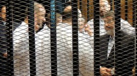 مرسي يدير ظهره خلال جلسة محاكمته في أحداث الاتحادية