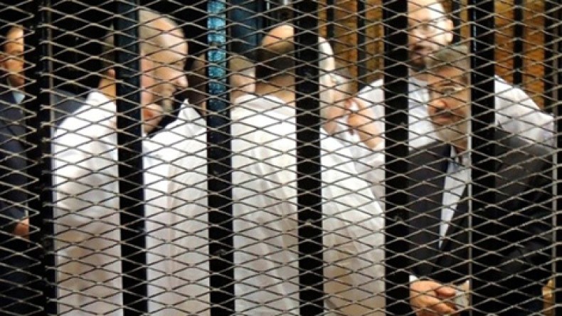 مرسي يدير ظهره خلال جلسة محاكمته في أحداث الاتحادية