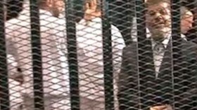 الرئيس المعزول محمد مرسي يمثل أمام المحكمة في قضية الهروب من السجن