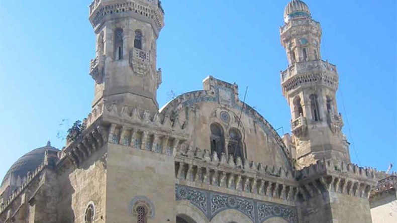 جمعيات نسائية تتهم المساجد بتكريس العنف ضد المرأة‮..!‬