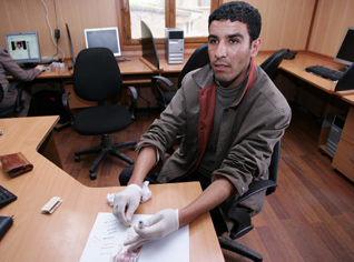 Un jeune algérien invente une « encre magique » pour détecter les faux billets