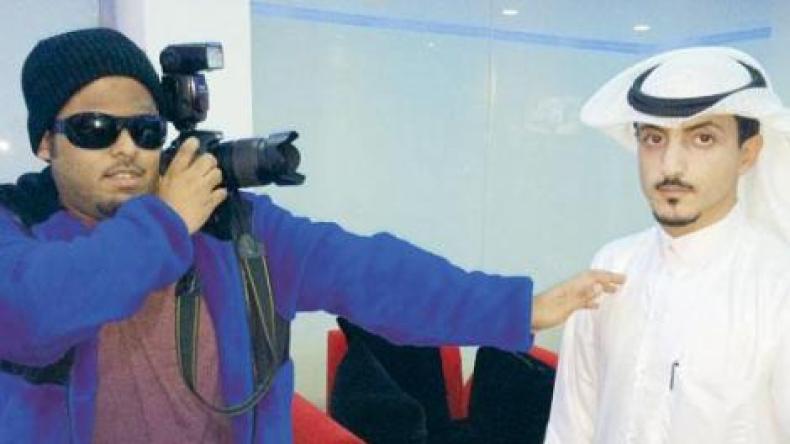كفيف سعودي يلتقط الصور بطبلة أذنه.!