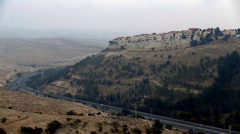 سلطات الاحتلال تهدم مساكن للبدو شرقي القدس