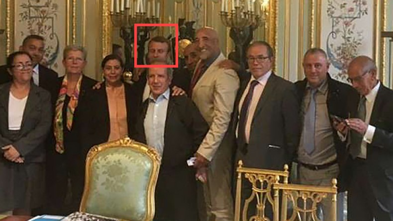 ماكرون يتعهد بمعالجة ملف الحركى