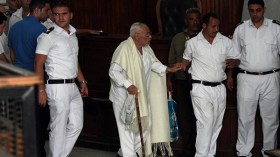 عاكف يجمع معارضين ومؤيدين لإخوان مصر على انتقاد نظام السيسي