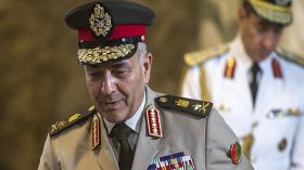 رئيس الأركان المصري أفلت من الاعتقال في بريطانيا