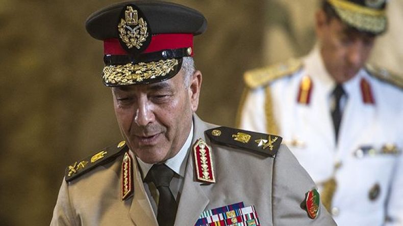 رئيس الأركان المصري أفلت من الاعتقال في بريطانيا