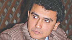 الغيطاني يفضح “أصدقاءه”.. يسخر من الصلاة ويتباهى بقارورة “الويسكي”!